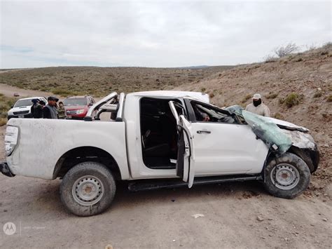 Una familia volcó en una ruta de Chubut tres personas con graves