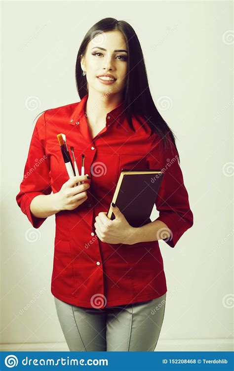 Pretty Brunette Smiling Woman With Brush Set And Notebook Stockfoto Bild Von Nett Pinsel