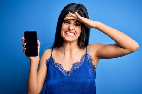 Jeune Belle Brune Femme Portant Une Lingerie Bleue Tenant Un Smartphone Montrant écran Tendu