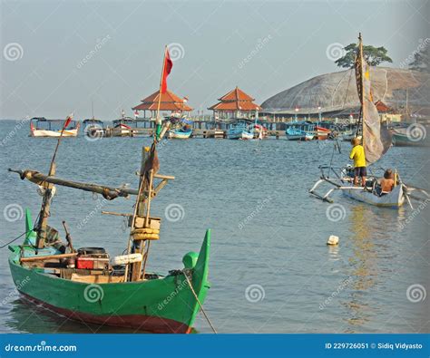 Barcos De Pesca Tradicionales En El Puerto En Una Tarde Imagen De