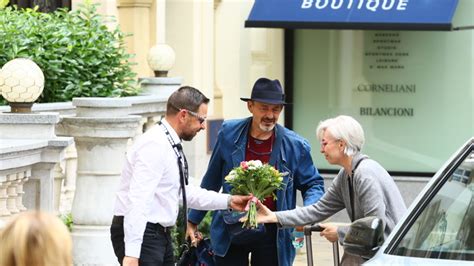 Galerie Petr Kostka S Man Elkou Carmen Po Dlouh Dob Na Ve Ejnosti I