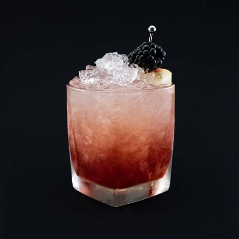 Bramble Recipe - Cocktails & drinks online - Drinkoteket