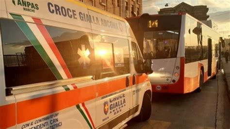 Cade A Terra Dentro Un Autobus E Sbatte La Testa 38enne In Ospedale