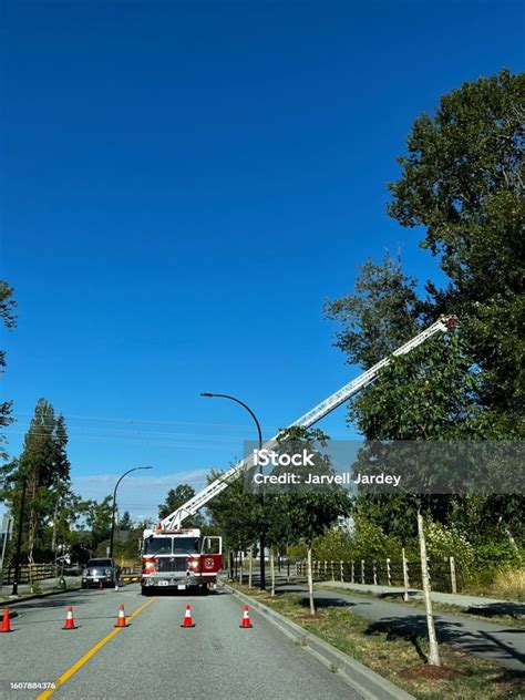 Aerial Ladder Fire Truck Stock Photo - Download Image Now - Canada ...