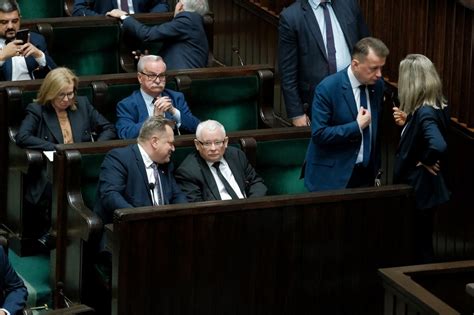 Najnowszy sondaż PiS wciąż na prowadzeniu Ale ma powód do niepokoju