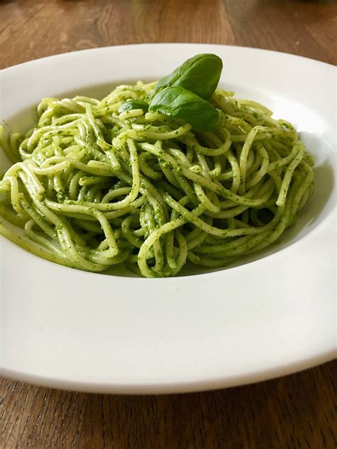 Frische Basilikum Pesto Spaghetti STEINERprinzip