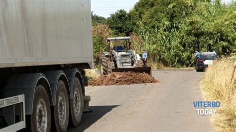 Camion Perde Il Carico Di Letame Sulla Castrense 312 Al Bivio Con Piansano