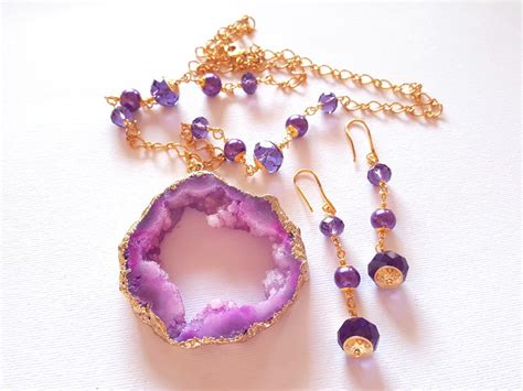 Collana Realizzata Con Perle Cristalli E Pendente Con Fetta Di Geode