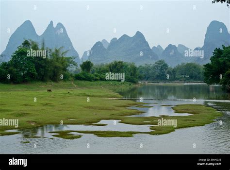 Li river and karst mountains hi-res stock photography and images - Alamy