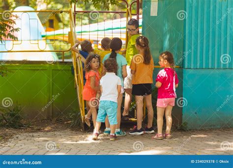 The Kids Are Waiting For Their Turn To Ride On The Attraction Stock