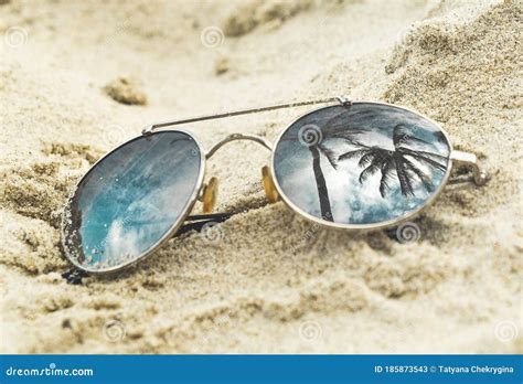 Gafas De Sol Con Espejos Cerca De La Arena De La Playa Con Reflejo De