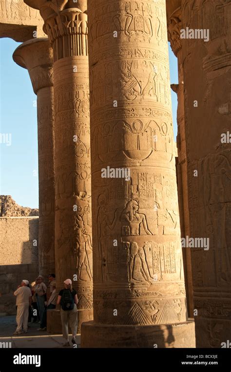 Egipto al templo de Kom Ombo pilones columnas relieves jeroglíficos