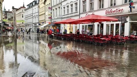 Unwetter in MV Überflutete Straßen und Tunnel Starkregen in Sch SVZ