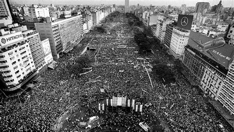 A Os De Democracia En Argentina Desarrollo Y Resiliencia Radio