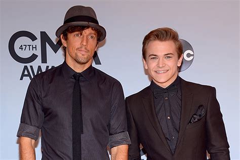 Hunter Hayes Jason Mraz Perform Duet At 2013 Cma Awards