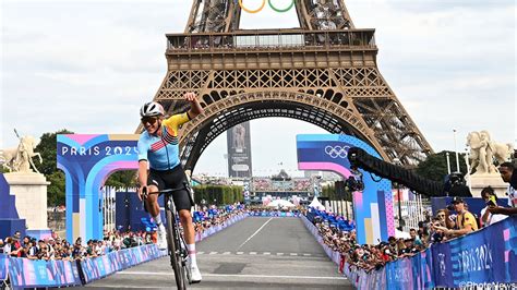 Video Fenomenaal Remco Evenepoel Wint De Olympische Wegrit En Pakt