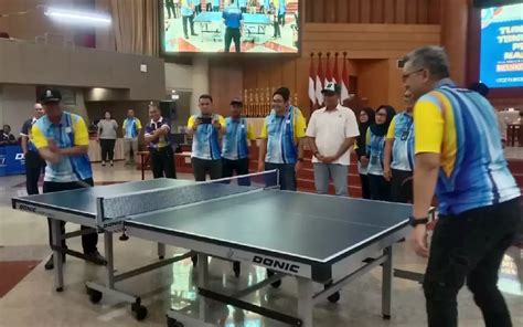 Peserta Berkompetisi Di Turnamen Tenis Meja Pelajar Nasional Piala