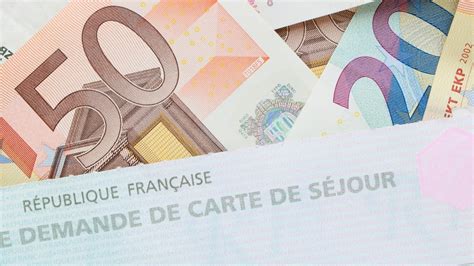 Né en France il demande un titre de séjour et reçoit une OQTF vers l