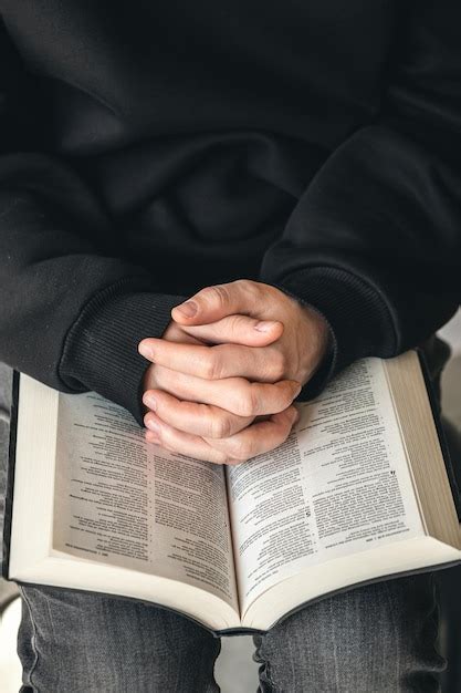 Biblia De Libro Abierto En Primer Plano De Manos Masculinas Foto Gratis