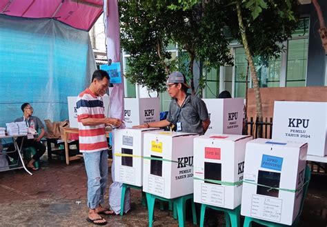 Meski Diguyur Hujan Warga Antusias Gunakan Hak Pilih