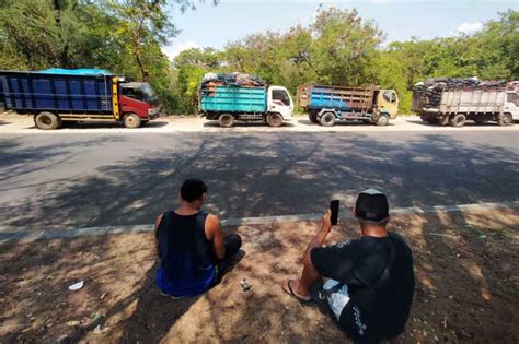 Dibuka Terbatas Pascakebakaran Truk Sampah Antre Berhari Hari Masuk