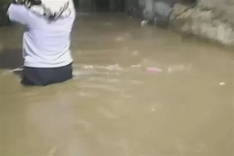 Imbas Banjir Bandang Di Braga Puluhan Rumah Terendam Sebagian Warga