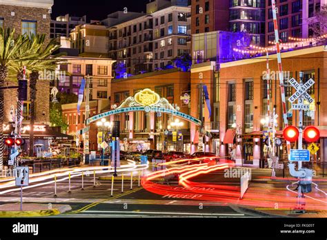 Gaslamp Quarter in der Nacht in San Diego, Kalifornien, USA ...