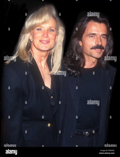 Yanni and linda evans 1993 hi-res stock photography and images - Alamy