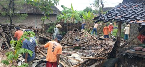 Hujan Disertai Angin Kencang Robohkan Sebuah Rumah Di Desa Glebeg