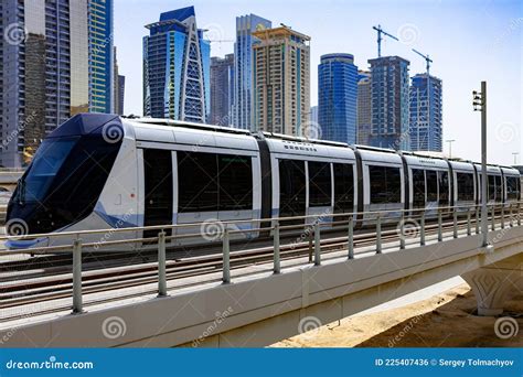 Trem Metro Da Cidade De Dubai Em Uae Foto De Stock Imagem De Leste