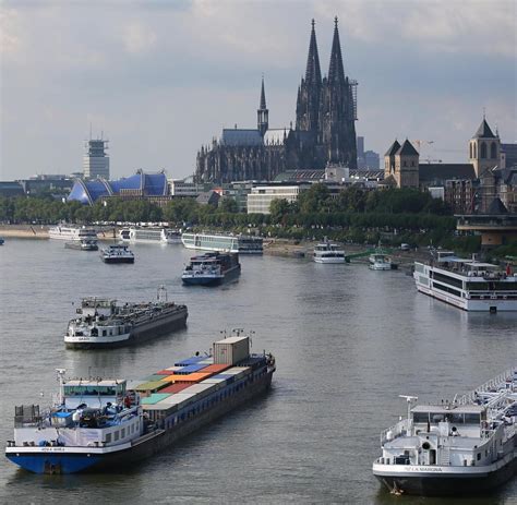 K Ln Auf Grund Sitzender Rhein Frachter Wieder Frei Welt