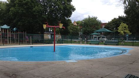 Une Fillette De Trois Ans Sans Haut De Bikini Expuls E D Une Pataugeoire Radio Canada