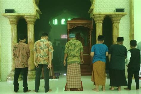 Bacaan Niat Sholat Sunnah Sebelum Dan Sesudah Sholat Jumat Lengkap Arab Latin Dan Artinya