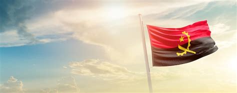 Bandeira Nacional De Angola Acenando No Lindo Céu Foto Premium