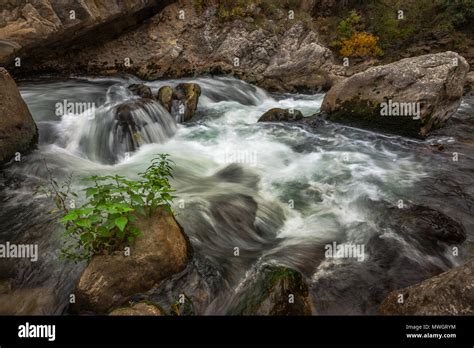 Fiume Aterno Nelle Gole Di San Venanzio Raiano Abruzzo Foto Stock Alamy