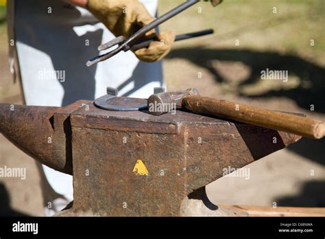 Steel Worker With Sledgehammer Fotos Und Bildmaterial In Hoher