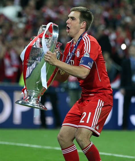 Kapitän Philipp Lahm Fcb Mit Pokal Fc Bayern München Ist Der