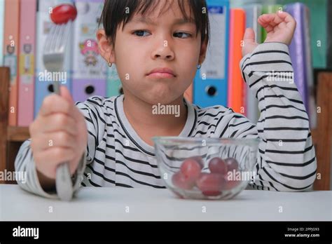 Les Enfants N Aiment Pas Manger Des Fruits Mignonne Jeune Fille