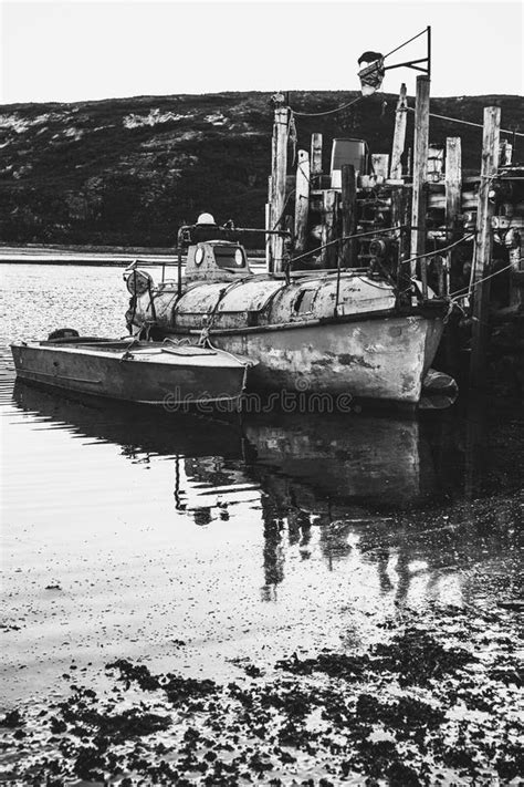 Un Barco De Pesca Viejo Se Amarra En El Agua Foto Blanco Y Negro De Pek