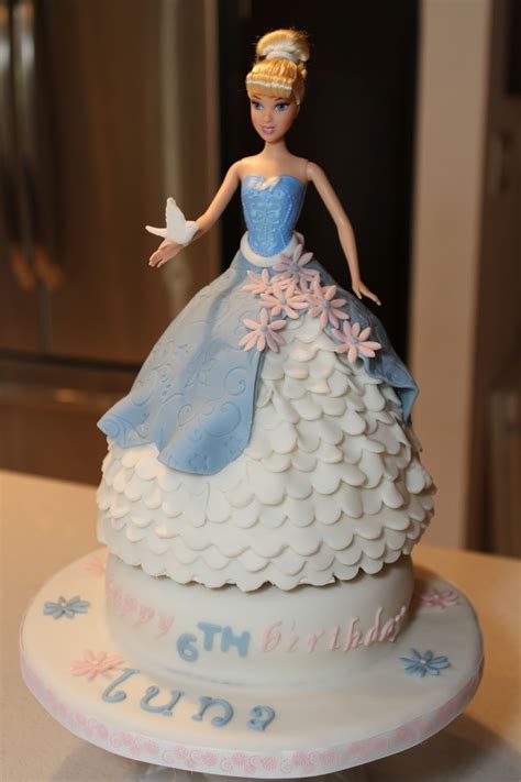 Lulus Lovely Cakes Cinderella Fondant Cake