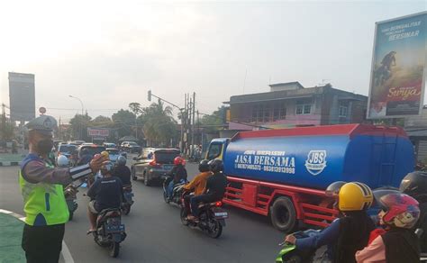 Hindari Macet Panjang Polresta Serkot Atur Kendaraan Kabar