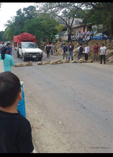 Bloquean Carretera A Huejutla Padres De Familia Exigen Cumplir Acuerdo