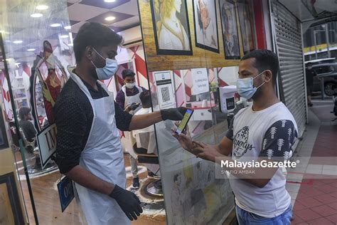 Kedai Gunting Rambut Jadi Tumpuan Individu Lengkap Vaksin