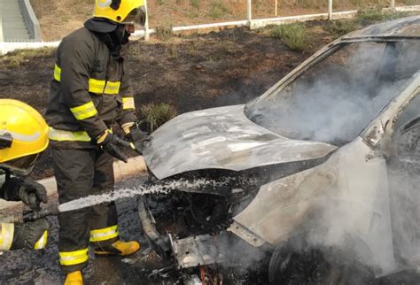 Carro Em Movimento Pega Fogo Por Conta De Vazamento De Combust Vel