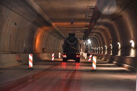 Tunelem pod Świną w Świnoujściu już jeżdżą samochody Kiedy przejazd