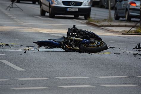 Alzey Unfall Zwischen Auto Und Mopedfahrer Junger Mann Schwer Verletzt