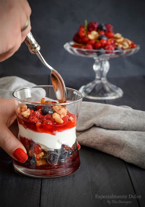 Parfait De Yogur Skyr Y Frutas Del Bosque Especialmente Dulce