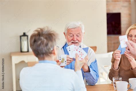 Senioren Freunde Spielen Karten Im Seniorenheim Stock Photo Adobe Stock