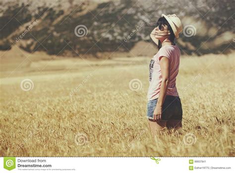 Muchacha Pensativa En El Campo De Trigo Imagen De Archivo Imagen De