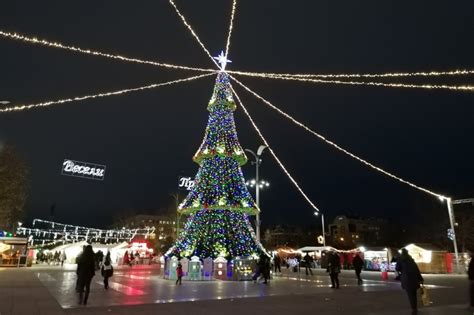 Парче баница и чаша вино ще раздават на площада в новогодишната нощ ...